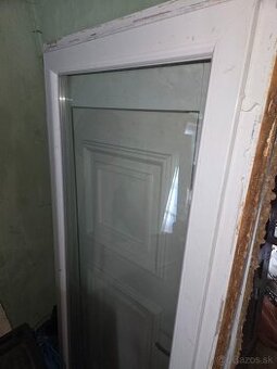 Predám plastové presklené dvere so zárubňou – biele