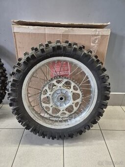 Predné a zadné kolesá na ktm 690 cena 200eur.