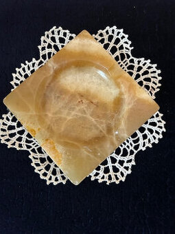 Popolnik z mramoru,farba prírodna.