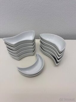 Keramické misky sú malé na dresing, omáčky..