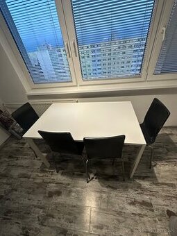 Predam jedalensky stol a stolicky