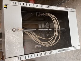 Dátový rozvádzač (Rack) Netrack 19" s výbavou + kľúče