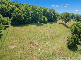 Pozemok s rozlohou 1403m2 pod lesom s krásnymi výhľadmi v