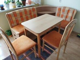 Rohová lavica so stolom a stoličkami