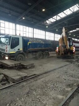 Preprava tovaru nákladným autom, hydraulická ruka