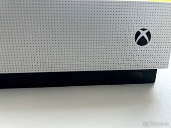 Xbox One S 1TB s jedným ovládačom