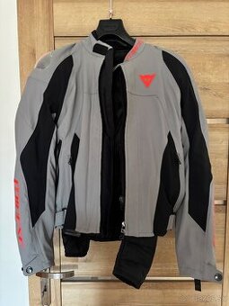 Moto výstroj zn. Dainese a prilba zn. Shark