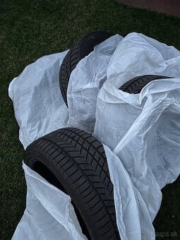225/40R18 92V