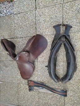 Vybijany chomut a sedlo na kona