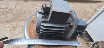 Motor s pravouhlou prevodovkov