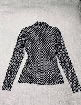 Čiernobiele tričko so stojačikom a monogramom Karl Lagerfeld