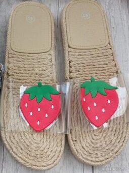 Šľapky s jahodami