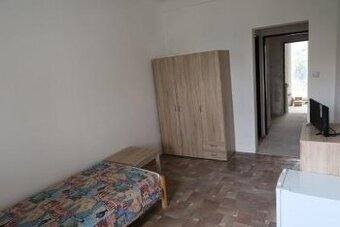 Samostatná izba s vlastnou kúpeľňou a kuchynkou