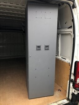 Oceľovo-plechová elektrická rozvodná skriňa rack