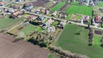 Rozľahlý pozemok s domom a lesíkom – ideálne pre hospodáreni