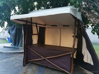 Drevený predajný historický stánok