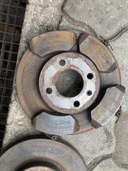 Predám predné brzdové kotúče s platničkami