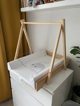 Prebaľovací pult s hrazdičkou