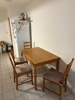 Drevený jedálenský set – stôl + 4 stoličky z masívu