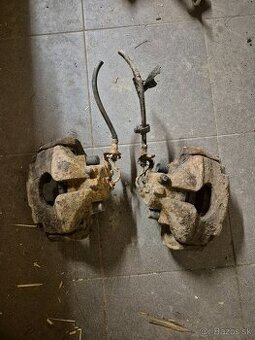 Predám predné brzdy, kompletné strmene s držiakmi pre VW T4