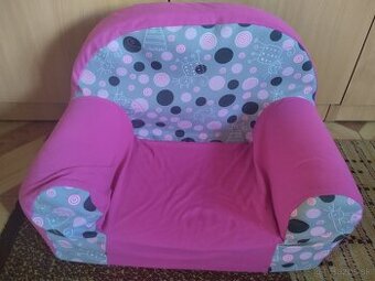 Detské molitanove kresielko.