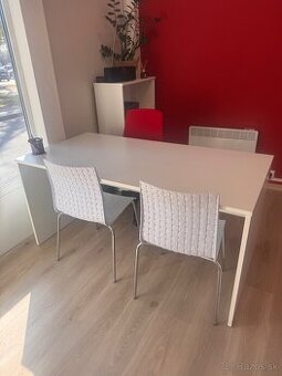 Kancelarsky pisaci stôl