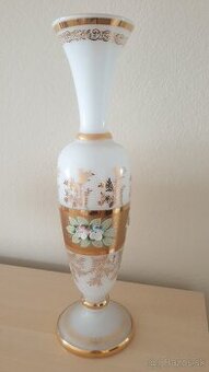 Váza z bieleho borského skla