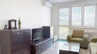 Dvojizbový byt v Trenčíne s priestrannými izbami, balkónom a