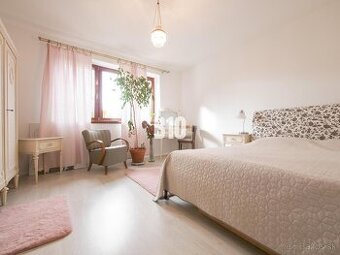 Tichá ulička - priestranný RD - krásny pozemok