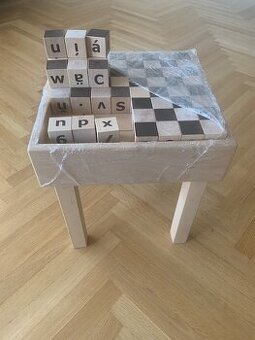 STOLIK S KOCKAMI, dreveny nabytok