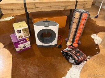 Dolce Gusto kávovar + stojan na kapsule + 110 kapsúl na kávu