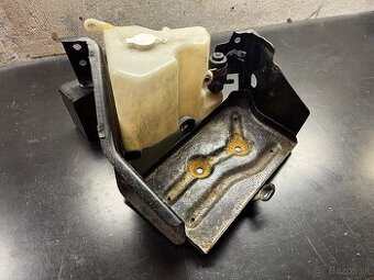 pajero 1 držiak akumulátora