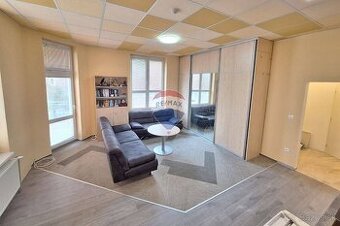 RE/MAX | Bývanie v centre s výhľadom a vlastným parkovaním v