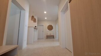 PRENÁJOM-kancelárie/salón s parkovaním hneď pri budove v KN
