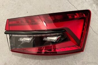 Svetlo Skoda Superb Combi prave