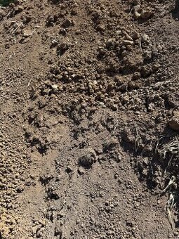 Ponúkam na predaj veľké množstvo zeminy.