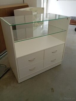 Presklená predajná skrinka so zásuvkami a policou – biela, e