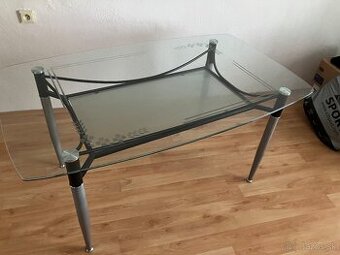 Veľký sklenený jedálenský stôl