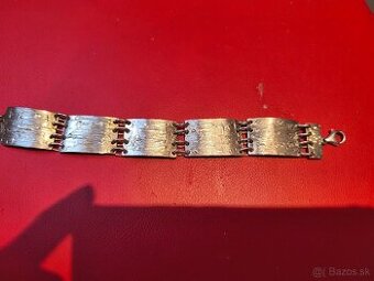 Strieborný náramok.