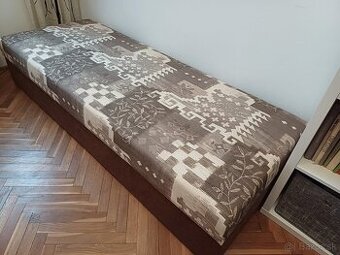 Postel s úložným priestorom