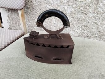 Žehlička na uhliky s hlavou leva