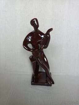 Porcelánová soška gitarista brusel