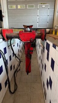 Zdvihák kanálový elektrohydraulický.