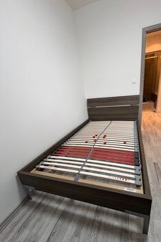 Posteľ 120x200 s nočným stolíkom