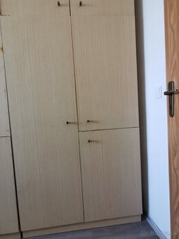 Dve rovnaké skrine, komoda a vitrína