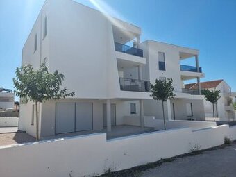CHORVÁTSKO - Moderné apartmány neďaleko peknej pláže - VODIC