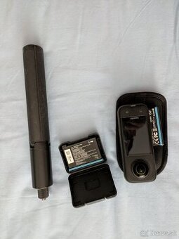 insta360 x3 + 2x selfie stick + 2 baterky