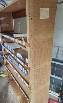 Regál drevený na kolieskach v dobrom stave