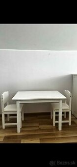 Stol so stolickami