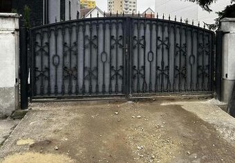 Kovaná dvojkrídlová brána + bránička